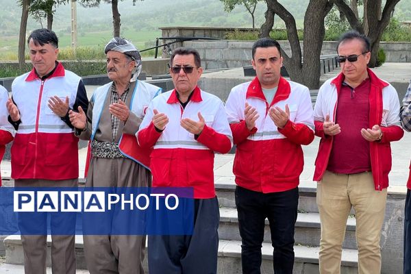 ادای احترام جمعیت هلال‌احمر بانه به شهدا در هفته هلال‌احمر