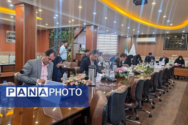 نشست هم‌اندیشی معاونین آموزش متوسطه در اداره رباط‌کریم