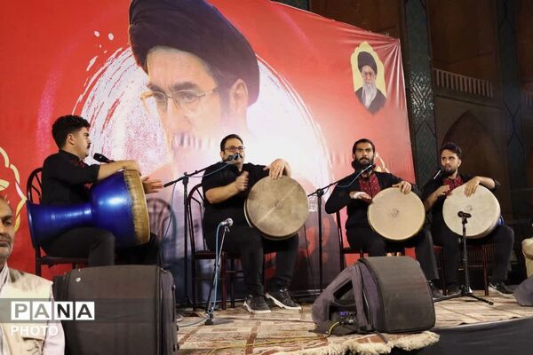 هنرمندان پای کار انقلاب
