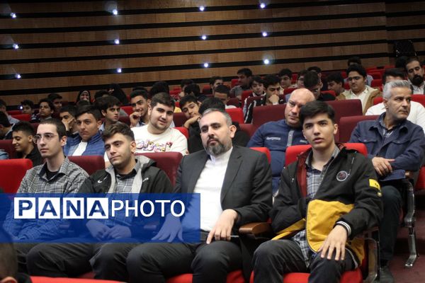 آیین تجلیل از برگزیدگان چهل و دومین دوره مسابقات فرهنگی و هنری دانش‌آموزان شهر تهران