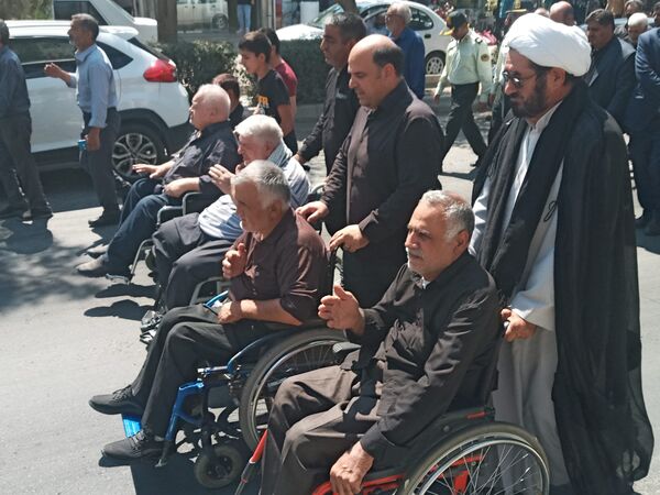 تشییع پیکر پرافتخار شهید علی اکبر صانعی جانباز ۷۰ درصد جنگ تحمیلی