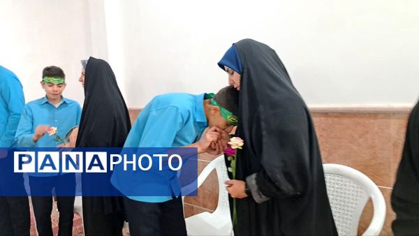 جشنِ تکلیفِ «به وقتِ میهن خدایی» دانش آموزان اشکذری همراه دستبوسی مادر