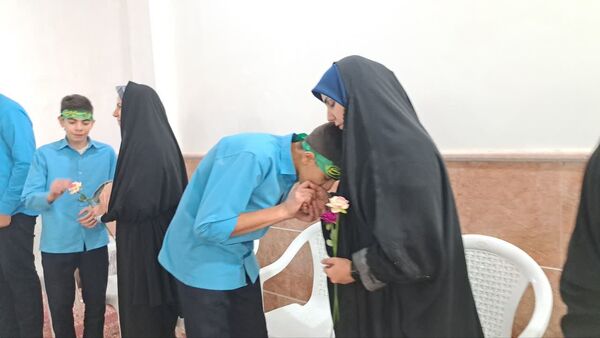 جشنِ تکلیفِ «به وقتِ میهن خدایی» دانش آموزان اشکذری همراه دستبوسی مادر