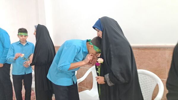 جشنِ تکلیفِ «به وقتِ میهن خدایی» دانش آموزان اشکذری همراه دستبوسی مادر