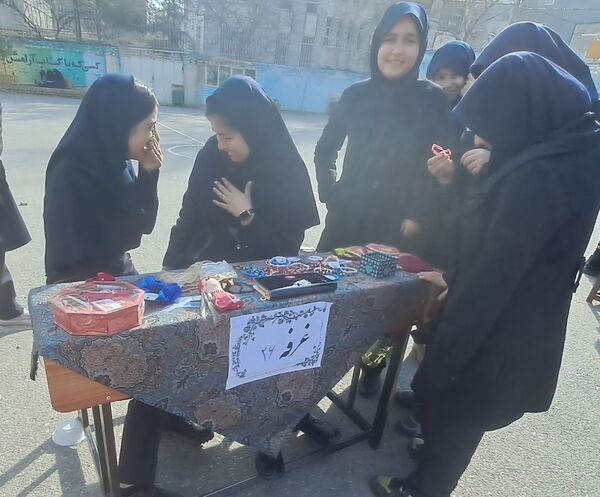 بازارچه کارآفرینی دانش آموزان در مدرسه انیس خوش قدم 