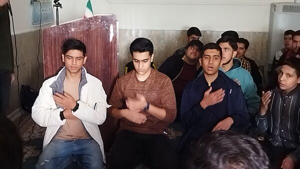 زیارت عاشورا  با یاد شهدای غزه در دبیرستان شاهد ابوذر غفاری 