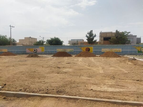 پیش رویی در ساخت چمن مصنوعی دبیرستان نمونه دانش کاشمر