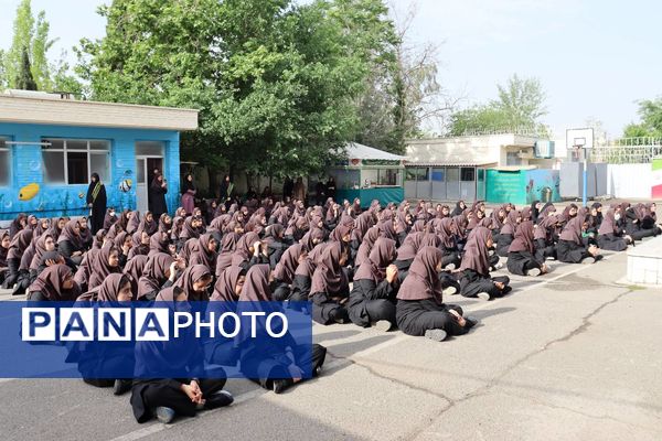 افتتاح چایخانه‌ای برای ادای احترام به حضرت رضا(ع) در دبیرستان دخترانه مطهره منطقه ۱۴