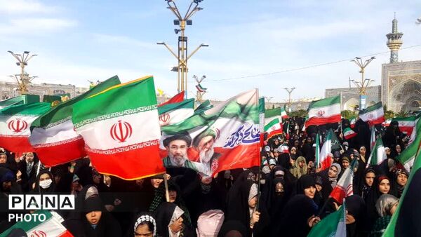 اجتماع بزرگ مشت‌های گره کرده در مشهد
