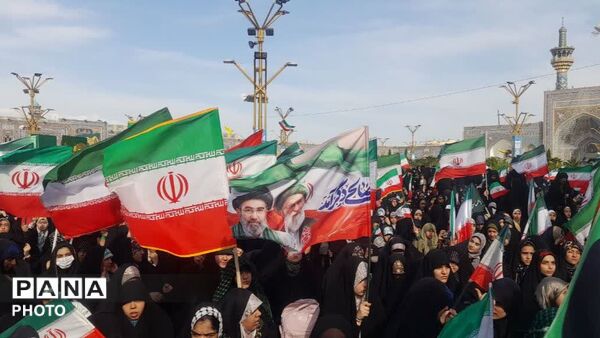 اجتماع بزرگ مشت‌های گره کرده در مشهد