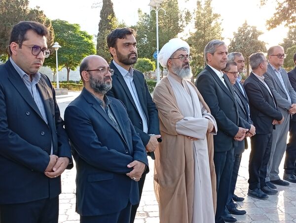 عطر افشانی و گلباران مزار شهدا توسط مسئولین کاشمر به مناسبت هفته دولت