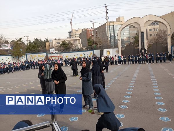 گرامیداشت ایام الله دهه فجر در دبستان آرمینه مصلی نژاد 