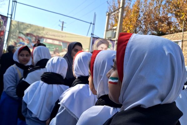 برگزاری راهپیمایی یوم الله ۱۳ آبان با حضور دانش‌آموزان و مسئولین در صفادشت 