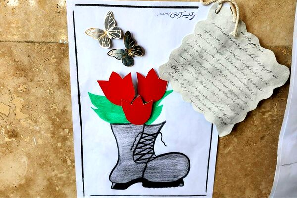 اجرای طرح «لاله‌های روشن» در دبیرستان هیات امنایی فرزانگان با هدف ترویج فرهنگ ایثار