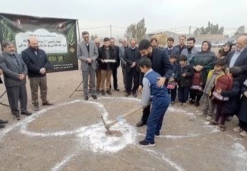 آیین کلنگ‌زنی مدرسه یک‌کلاسه شهید رئیسی در روستای خیرآباد قم