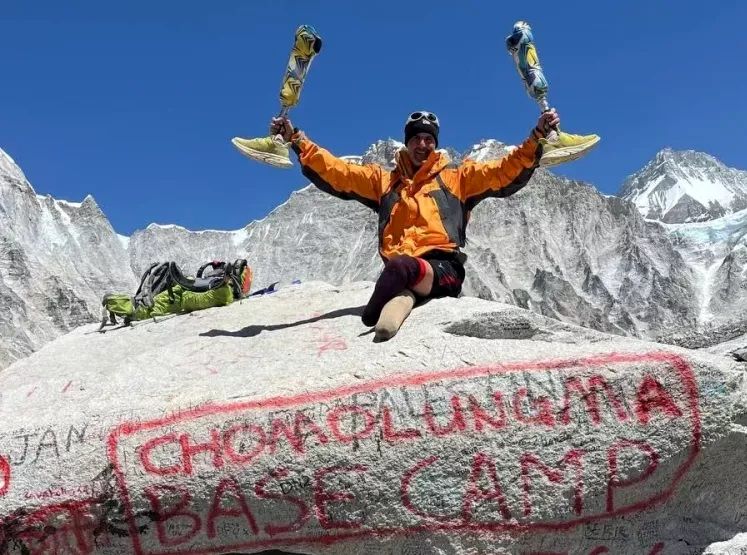 کوهنورد ایرانی بدون دو پا در بام دنیا؛ سالاروند در مسسیر کمپ اورست +عکس