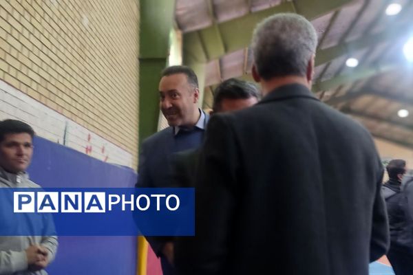 رقابت دانش‌آموزان رباط‌کریم در مسابقات بین مدرسه‌ای فوتسال