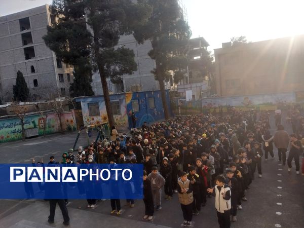 اهدای هدیه به معلمان به‌مناسبت میلاد حضرت علی (ع) و روز پدر در دبستان هیات امنایی فرهنگ