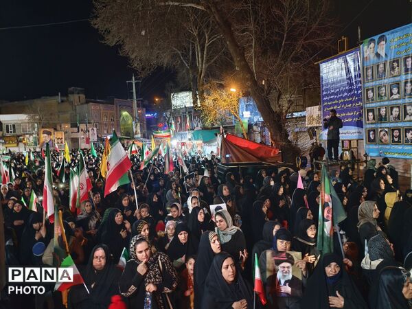 حضور حماسی مردم شهرستان قروه در زیر باران رحمت برای دفاع از میهن خویش نشان دادن وحدت خود به دشمنان ایران