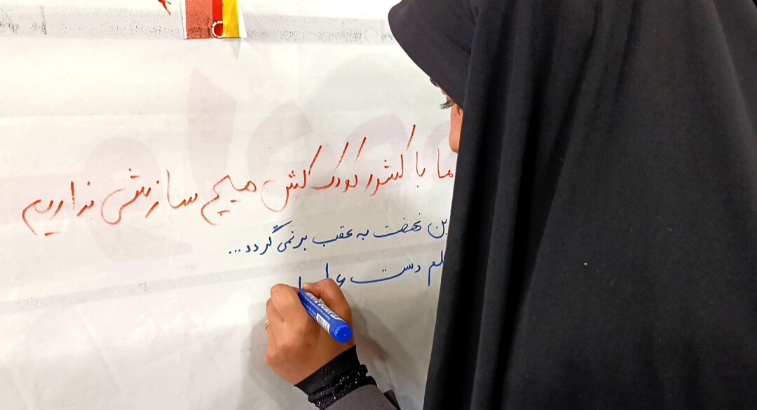 برپایی نمایشگاه «شهدای جنگ رمضان» در روستای مؤمن آباد قم
