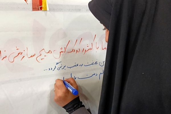 برپایی نمایشگاه «شهدای جنگ رمضان» در روستای مؤمن آباد قم
