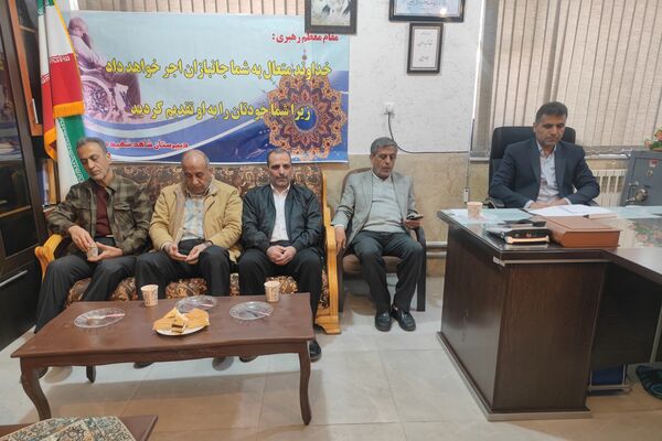 تجلیل ازوالدین جانباز در دبیرستان شاهد شهید معزی