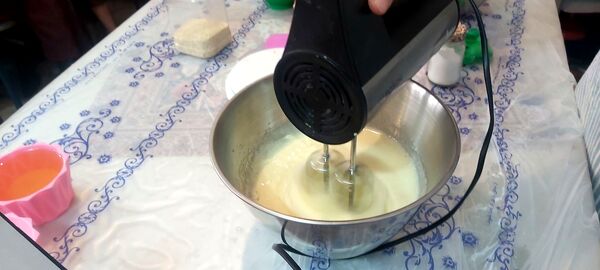 شیرینیِ دوستی اردوی دختران مهدیه در کارگاه شیرینی‌پزی کانون  امام خمینی(ره)