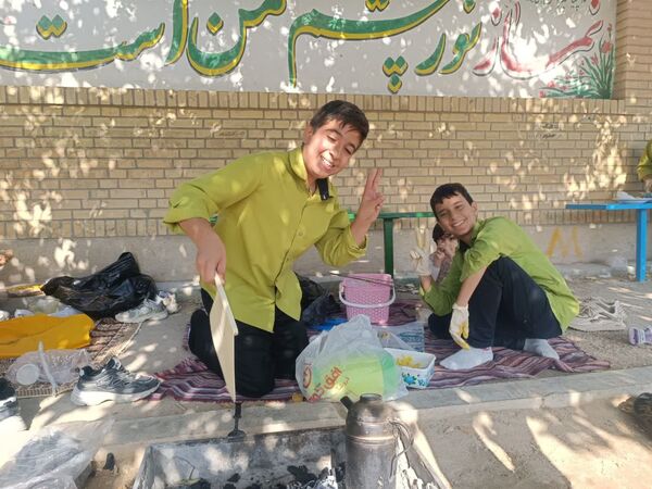 ناهار وحدت با طعم  شادی و لذت در مدرسه شاهد حاج مصلحیان