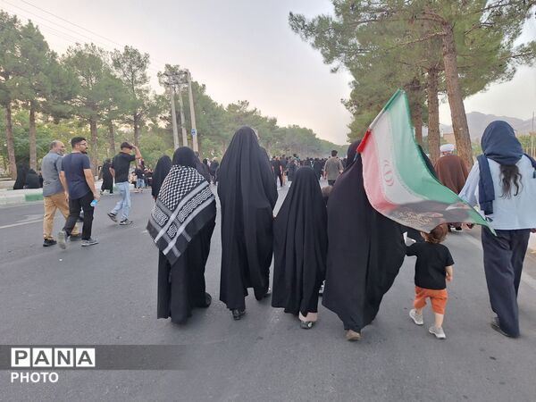 از پرچم ایران تا قاب شهدا؛ روایت دلدادگی در مسیر حسینی