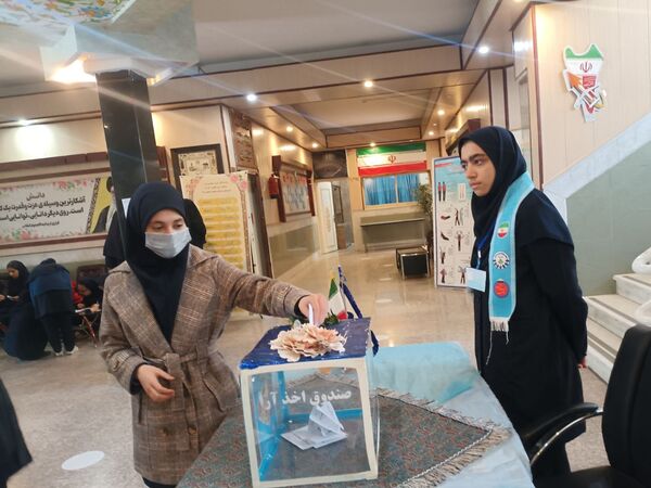 انتخاب نماینده دانش آموزان در دبیرستان نمونه فرهنگ مهشید مصلی نژاد ناحیه ۶