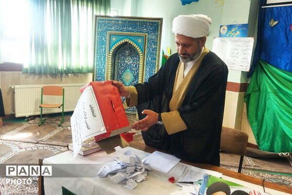 تأکید مدیر آموزش‌و‌پرورش فیروزکوه بر ضرورت همکاری خانواده و مدرسه در جلسه انجمن اولیا و مربیان