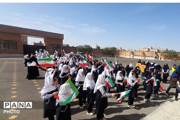 میزبانی دختران مدرسه محدثه شاهد از سرگرد چگینی فرمانده نیروی انتظامی ورامین و همراهانشان