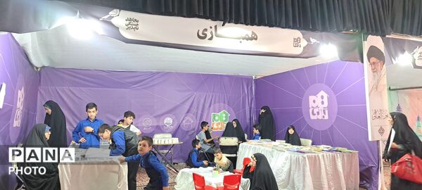 چهلمین روز رهبر شهید؛ غرفه خبرگزاری پانا در حرم مطهر رضوی میزبان زائران 