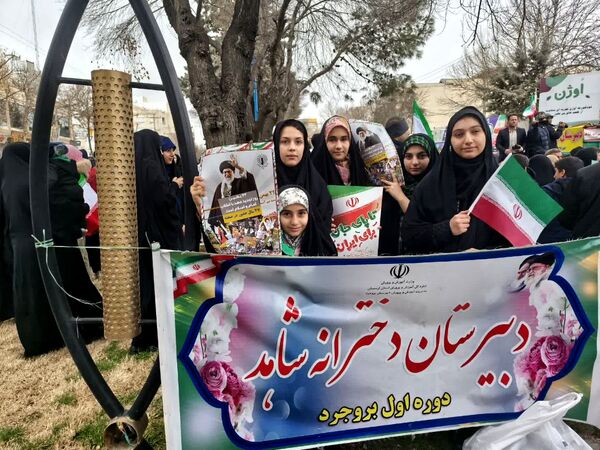 حضور پرشور دانش آموزان و مردم بروجرد در راهپیمایی ۲۲ بهمن 