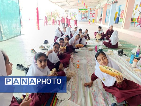 مراسم «صبحانه سالم»  در دبستان دخترانه شهید ابراهیم تنیده بندرعباس