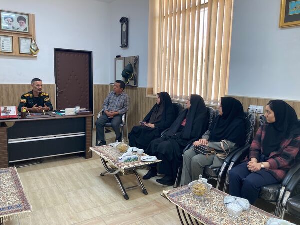 بازدید دانش‌آموزان دبیرستان سمیه از کلانتری ۱۱ بجنورد به مناسبت هفته نیروی انتظامی 