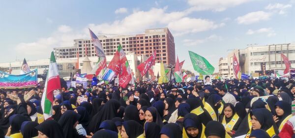 حضور پرشور دانش آموزان مشهد مقدس در راهپیمایی یوم‌الله ۱۳ آبان 