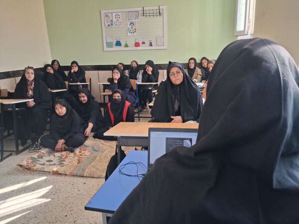 دومین جلسه هدایت تحصیلی پایه نهم در دبیرستان مادرمهربان خلیل آباد