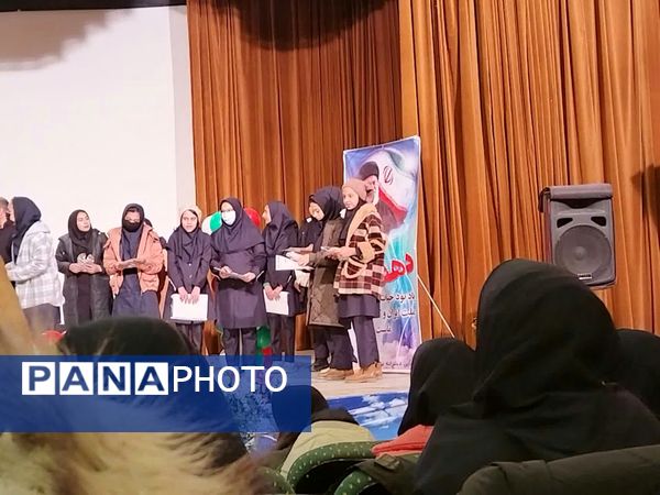 تجلیل از دانش‌آموزان برتر دبیرستان میردادماد