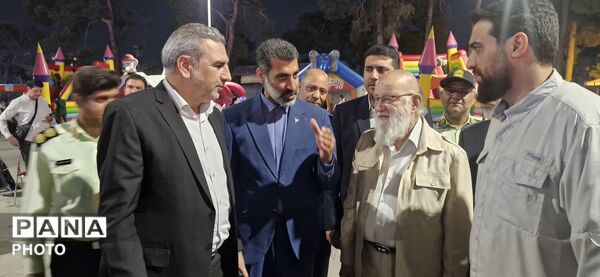 ایستگاه شادی در دروازه‌ی تهران؛ طعم شیرین میلاد در قلب راه‌آهن