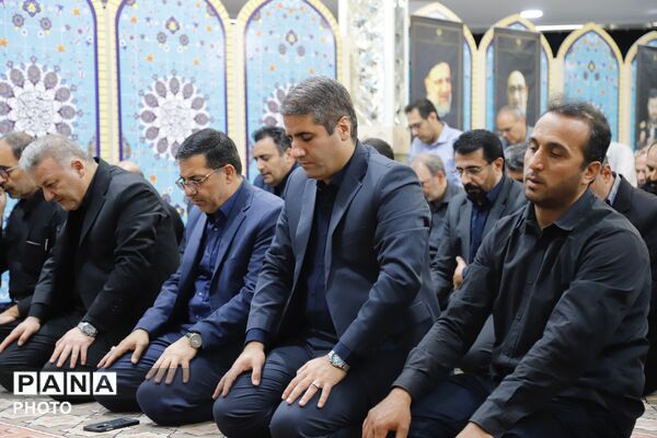 یادبود رهبر شهید در اداره‌کل آموزش و پرورش شهر تهران 