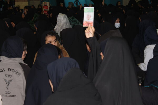 حضور پررنگ دانش‌آموزان دختر در آیین فاطمیون کرمان