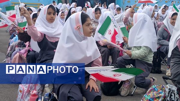 نواختن زنگ مهر در دبستان نجمه شهرستان فیروزکوه