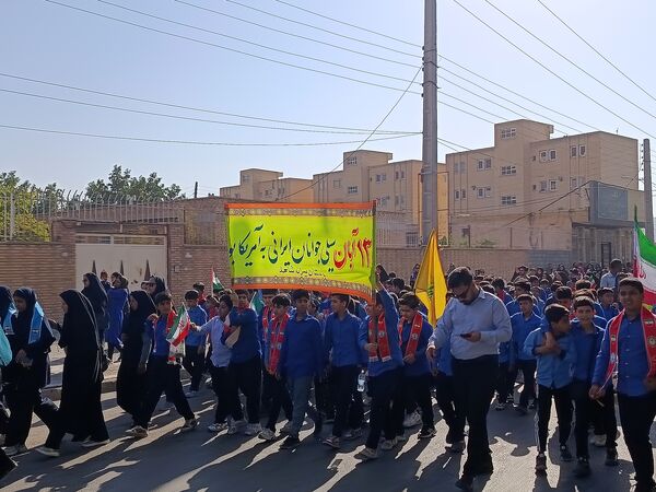 فریاد یک‌پارچهٔ دانش‌آموزان حاجی‌آباد در مسیر استقلال