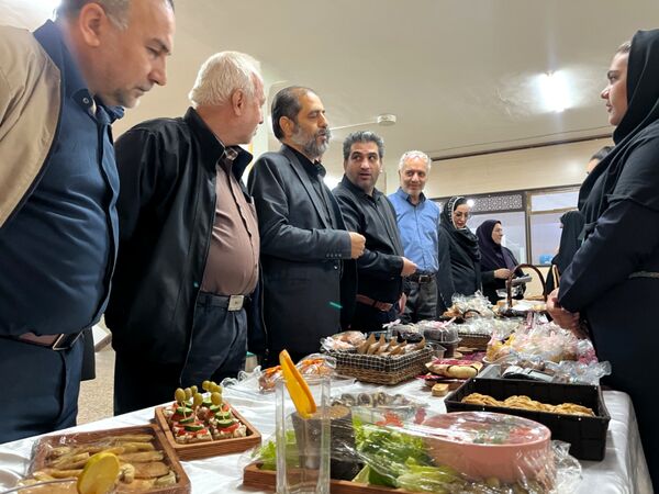 نمایشگاه نان و شیرینی دستپخت دانش‌آموزان هنرستان قدس