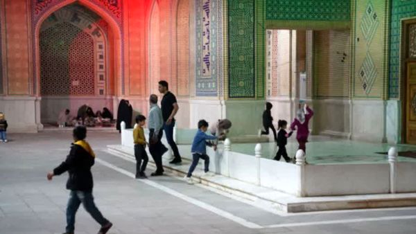 مراسم شب قدر در گلزار شهدا بم