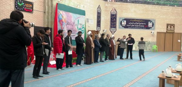 تقدیر از دانش‌آموزان برگزیده ناحیه چهار قم در جشنواره «فردا»