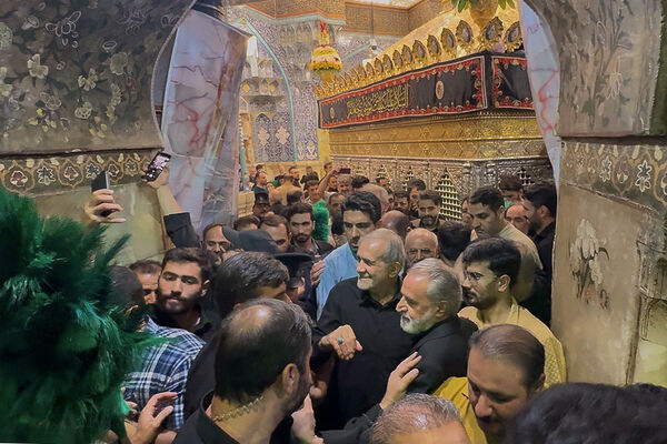 تشرف رئیس جمهور به زیارت حرم حضرت معصومه(س)