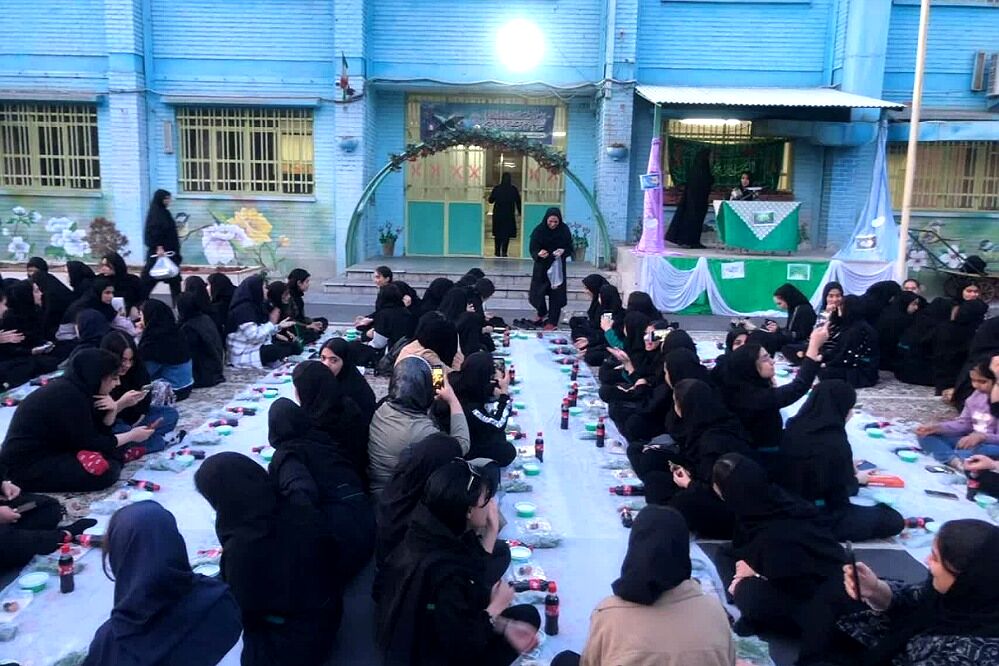 برگزاری مراسم افطار و طعام در دبیرستان فتح المبین ناحیه دو شهرری 