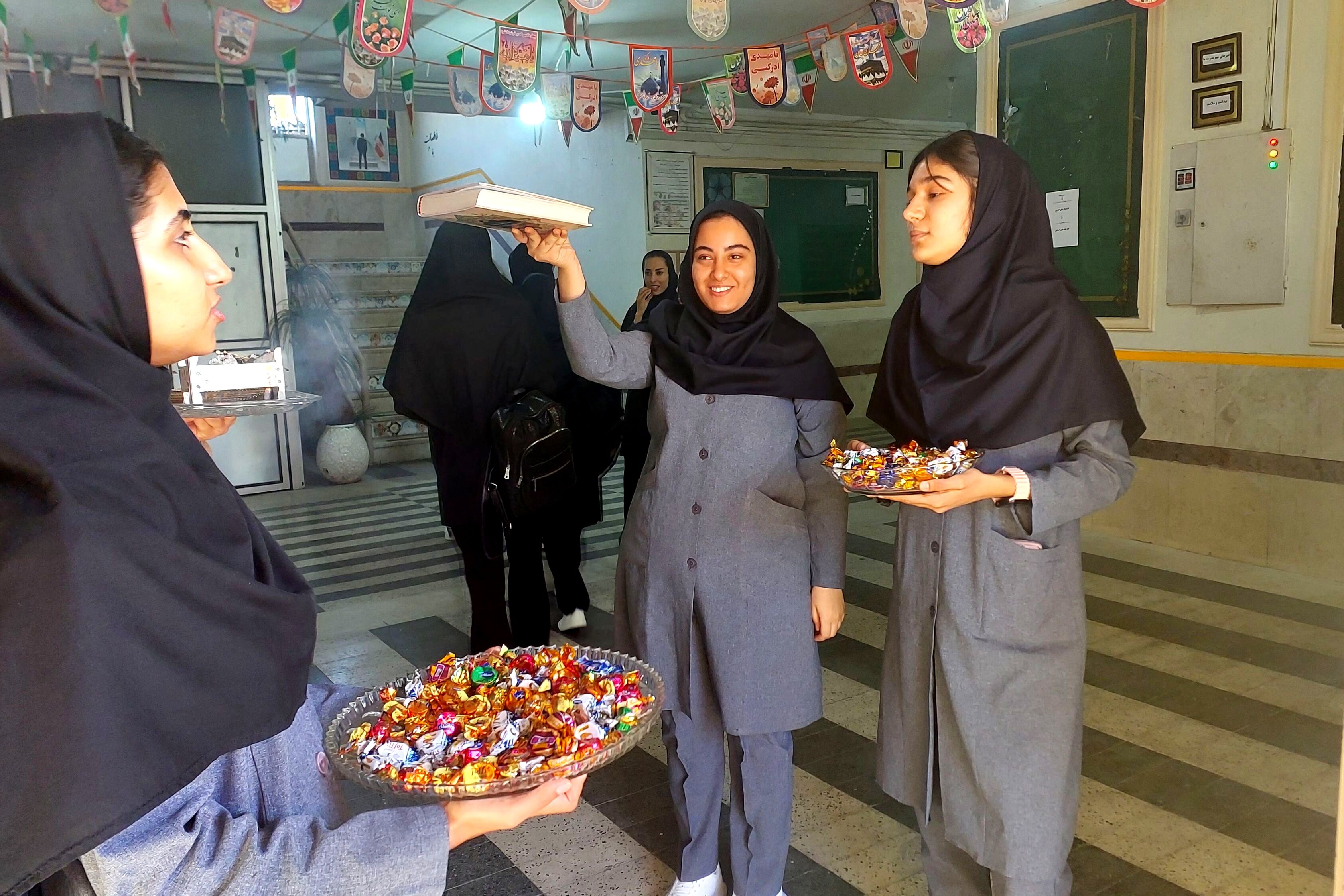 جشن آغاز سال تحصیلی جدید در دبیرستان شهید محمدتقی دستغیب